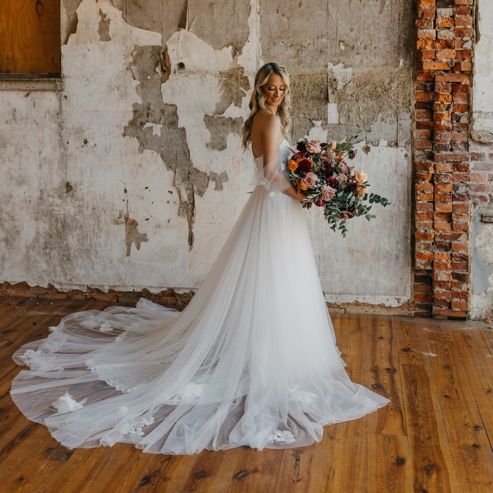 Grace Loves Lace: Star Gown
Bust:32A
Detachable draped tulle armbands